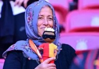 Victor Osimhen için maskeli bebek ören Neslihan teyze tribünde