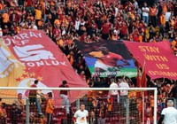 Galatasaray tribünlerinden Osimhen pankartları: "Zorunda olduğun için değil, istediğin için"