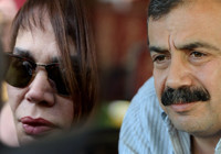 Sırrı Süreyya Önder'in ölümüne dayanamadı! Sezen Aksu saçlarını kazıttı... İşte son hali