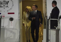 Macron çifti bu sefer uçaktan el ele indi! 'Tokat' iddiaları gündem olmuştu