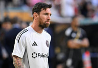 Messi beraberlikle başladı: Son dakika şutu direkten döndü