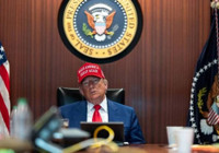 Trump, İran saldırısını böyle izledi! "Make America Great Again" yazılı şapka taktı