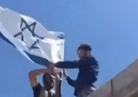 Dürziler Süveyda şehrinde İsrail bayrağını göndere çekti