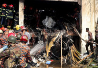 Bangladeş'te askeri eğitim uçağı okul kampüsüne düştü