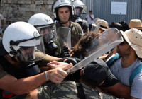 Girit Adası'nda göstericiler, İsrailli kruvaziyer yolcularının gelişini protesto etti