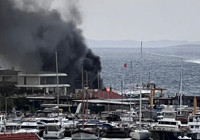 Çeşme'de demirli teknede çıkan yangın korkuttu