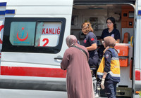 Kütahya’da lastiği patlayan hafif ticari araç tarlaya uçtu