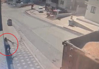Rampa çıkarken geri kayan kamyon site duvarına çarpıp devrildi