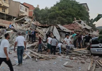 Balıkesir'deki depremde bir bina çöktü