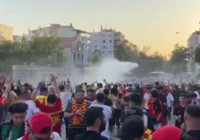 Göztepe-Fenerbahçe maçı öncesinde İzmir sokakları karıştı: Ali Koç taraftar otobüsünde