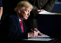 Donald Trump imzaladı: ABD bayrağını yakan kişilere 1 yıl hapis cezası