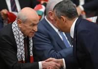 Devlet Bahçeli, Özgür Özel ile tokalaştı