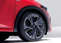 Yeni Clio beğeni topladı; Yakıt cimrisi ve hibrit özelliği var