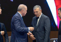 Cumhurbaşkanı Erdoğan, AK Parti'ye katılan iki belediye başkanına rozet taktı