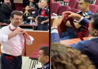 Mahkemeye damga vuran an! Ekrem İmamoğlu kravatını çıkarıp Özgür Çelik'e attı
