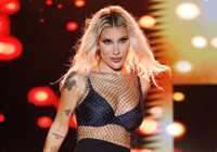 Ünlü şarkıcı 40 dikişle sahneye çıktı