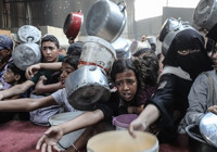 Gazze'de insanlık dramı: Filistinlilere yemek dağıtıldı