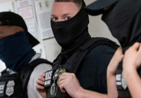 Yüzü kapalı polisler gına getirdi: Eyalette maske takmak yasaklandı