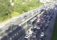 Kadıköy'de iki metrobüs çarpıştı! Ekipler sevk edildi