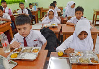 Endonezya'da okul yemeği skandalı: Zehirlenenlerin sayısı bini aştı