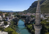 Mostar'ın simgesi Osmanlı mirası köprü, turist çekiyor