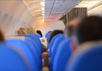 Bir anda pasaportunu yedi, uçak acil iniş yaptı