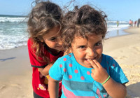 Gazzeli çocukların sahillerdeki umutlu bekleyişi sürüyor