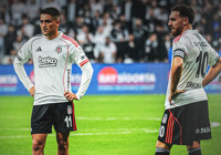 Beşiktaş tribünlerinden çok sert tepki! Taraftarın öfkesi dinecek gibi değil