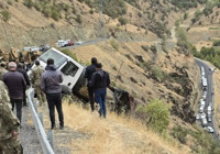 Hakkari'de uçuruma düşen kamyonu askeri vinç kurtardı