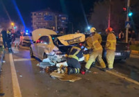 Bartın'da kırmızı ışıkta bekleyen araca çarpan sürücü, olay yerinden kaçtı