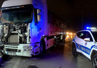 Sultangazi’de kontrolden çıkan TIR park halindeki 5 araca çarptı