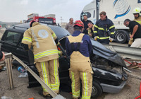 Bursa'da kontrolden çıkan otomobil rejüfe çarptı: 4 yaralı