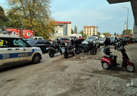 Üç tekerlekli elektrikli bisiklet, otomobilin altında kaldı