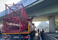 Bakırköy'de vinç parçası yüklü TIR köprüye sıkıştı