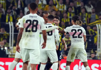 Kadıköy'de maç sonu olay çıktı! Maç bitti saha karıştı