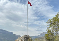 Mersin'de genç kızın çağrısı karşılıksız kalmadı: Direk yenilendi, Türk bayrağı göndere çekildi