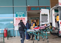 Bursa'da küçük çocuğun üzerine 250 kiloluk demir kapı devrildi