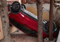 Frenle gazı karıştırdı: Otomobil apartmanın bahçesine uçtu