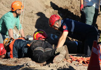 Sakarya'da 30 metrelik kuyuya düşen işçinin cansız bedenini itfaiye çıkardı