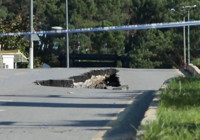 İstanbul'da yol çöktü: Polis yolu trafiğe kapattı