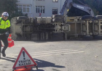 Beşiktaş'ta yükünü boşaltan hafriyat kamyonu devrildi