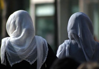Kosova'da üniversite öncesi eğitimde başörtüsü yasaklandı