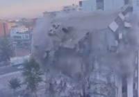 Diyarbakır’da ağır hasarlı 8 katlı bina, yıkım sırasında çöktü