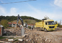 Sındırgı'da ağır hasarlı binaların yıkımı sürüyor