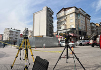 Gebze’de yıkılan binanın enkazını kaldırma çalışmaları sürüyor