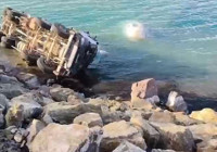 Hazar Gölü’ne uçan beton mikserinin şoförü kurtarıldı