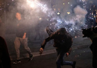 Sırbistan'da halk birbirine girdi: Taş, sopa ve havai fişekler havada uçuştu