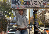 Gençlerin asılarak fotoğraf çektirdiği tabelaya koruma