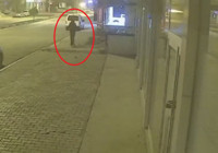 Apartmanın girişindeki motosikletin çalınma anları kamerada