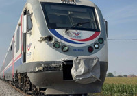 Tren kamyoneti ortadan ikiye böldü! Şoför şans eseri hayatta kaldı